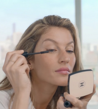 Видео: Жизель Бундхен рассказала Chanel о своих секретах красоты