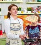 Марина Порошенко готовит блины