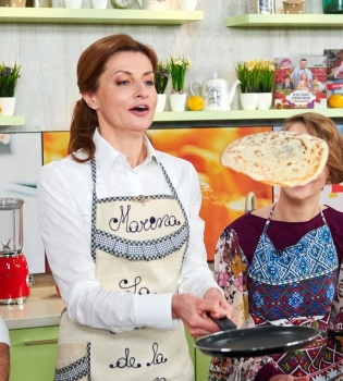 Марина Порошенко готовит блины