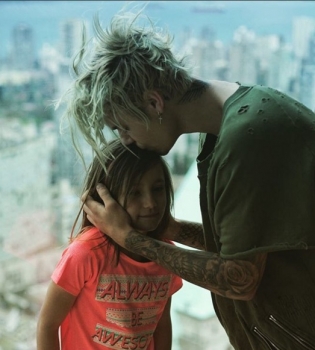 Любящий брат: Джастин Бибер веселится с малышкой-сестрой