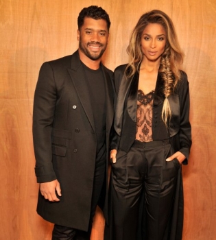 Она сказала &quot;да&quot;: Сиара и Рассел Уилсон помолвлены