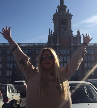 Вера Брежнева показала длинные ноги в новой фотосессии