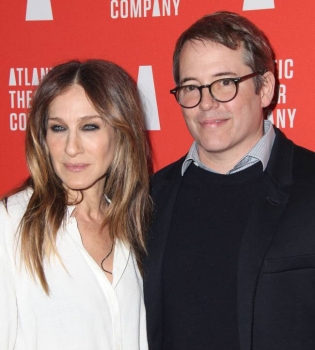 Стильный выход: Сара Джессика Паркер и Мэттью Бродерик блистают на премьере спектакля