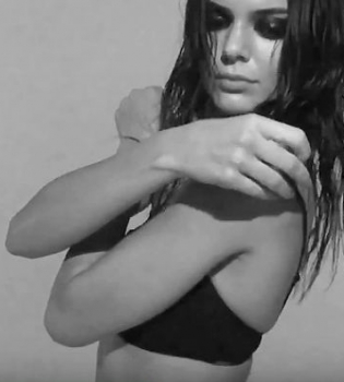 Чувственная Кендалл Дженнер снялась в соблазнительном ролике журнала Love