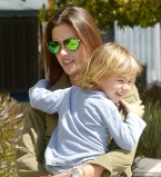 Стильная мамочка Алессандра Амбросио на прогулке с сыном