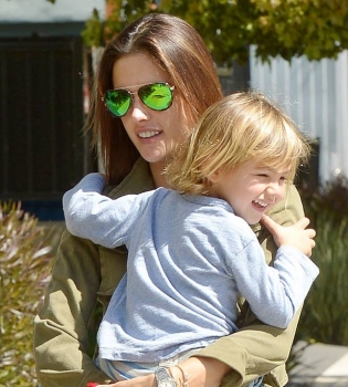 Стильная мамочка Алессандра Амбросио на прогулке с сыном