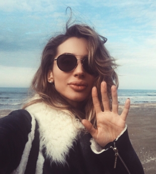 Loboda сфотографировалась на берегу Каспийского моря