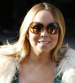 46-летняя Мэрайя Кэри обескуражила публику откровенным декольте