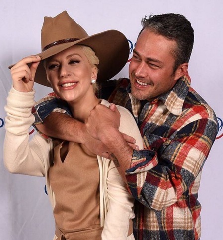 Романтический уикенд: Леди Гага и Тэйлор Кинни отдыхают в горах