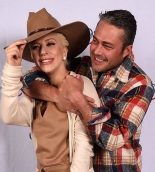 Романтический уикенд: Леди Гага и Тэйлор Кинни отдыхают в горах