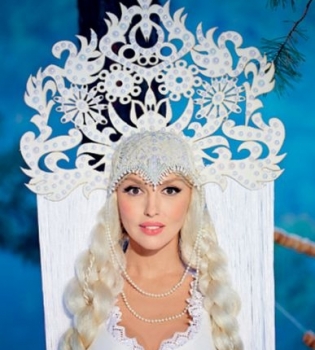 Оля Полякова в кокошнике