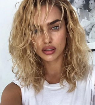 Фотофакт: Ирина Шейк стала блондинкой