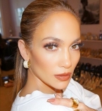 Мисс элегантность: Дженнифер Лопес покоряет публику изысканным нарядом