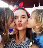 Счастливое время: Алессандра Амбросио отдыхает с мужем и детьми