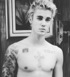 Сверхоткровенно: Джастин Бибер позирует голым на берегу озера