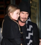 Папа может все: Дэвид Бекхэм шьет платья для кукол любимой дочери