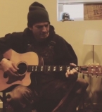 Уникальный случай: неподражаемый Эштон Катчер поет под гитару