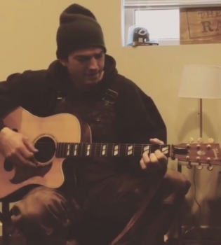 Уникальный случай: неподражаемый Эштон Катчер поет под гитару