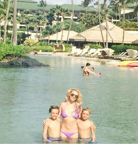 Райский отдых: Бритни Спирс с детьми отдыхает на Гавайях