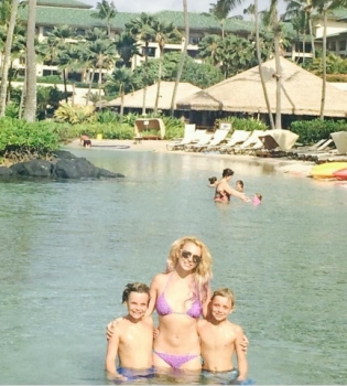 Райский отдых: Бритни Спирс с детьми отдыхает на Гавайях
