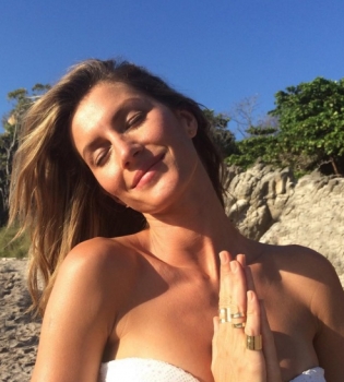 Жизель Бундхен демонстрирует идеальное тело на берегу океана