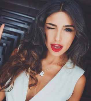 Нежная и сексуальная: Санта Димопулос продемонстрировала шикарную фигуру на новых снимках