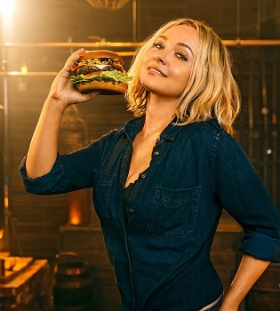 Ярко и аппетитно: Хайден Панеттьери снялась в рекламе бургеров
