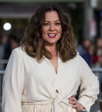 Долой комплексы: Мелисса Маккарти блистает в стильном белом наряде