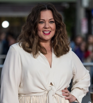 Долой комплексы: Мелисса Маккарти блистает в стильном белом наряде