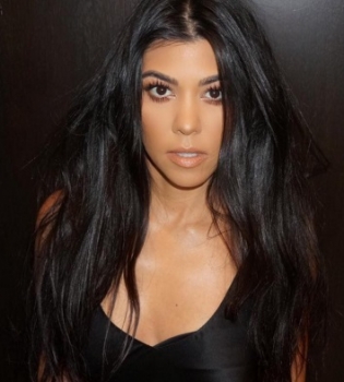 Откровенно: Кортни Кардашьян позирует в нижнем белье