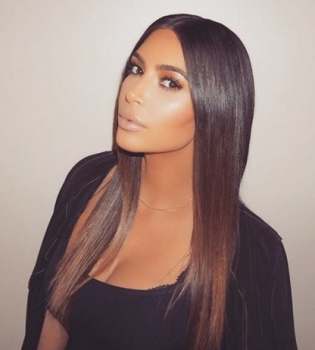 Сексуальное селфи: Ким Кардашьян и Эмили Ратажовски позируют топлес