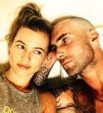 Адам Ливайн поделился снимком беременной супруги