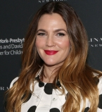 Дрю Бэрримор вовсе не страдает из-за развода с мужем