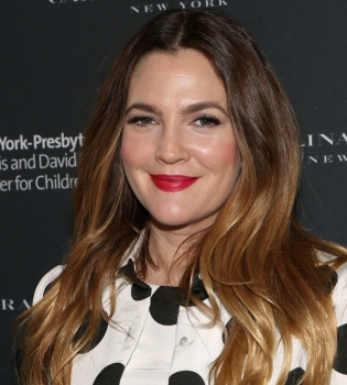 Дрю Бэрримор вовсе не страдает из-за развода с мужем