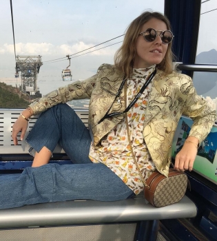 Ксения Собчак продемонстрировала нереальные позы из йоги в новой фотосессии