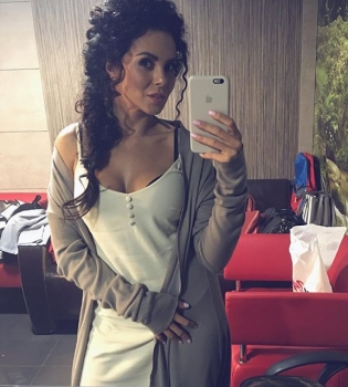 Настя Каменских в ботфортах и мини-платье снялась в новом клипе