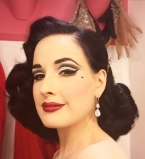 Украинское в моде: Дита фон Тиз примерила вышиванку для новой фотосессии