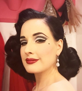 Украинское в моде: Дита фон Тиз примерила вышиванку для новой фотосессии