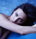 Соблазнительная Ирина Шейк позирует в стильной рекламе нижнего белья