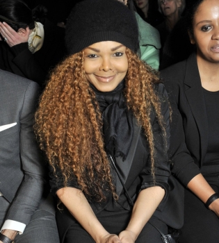 49-летняя сестра Майкла Джексона впервые станет мамой?