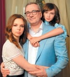 Константин Меладзе снялся в семейной фотосессии с дочками