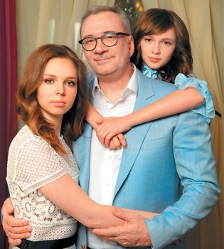 Константин Меладзе снялся в семейной фотосессии с дочками
