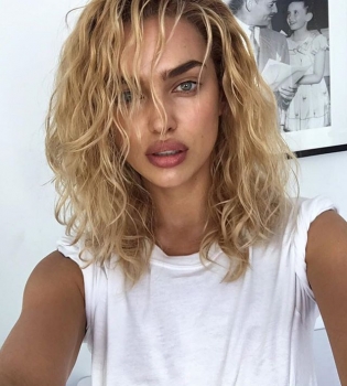 Ирина Шейк поделилась с поклонниками эротичным фото в бассейне