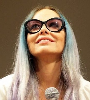 Фотофакт: Орнелла Мути покрасила волосы в голубой цвет