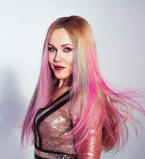 Alyosha с розовыми волосами