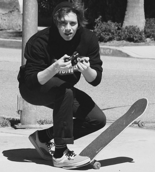 Бруклин Бекхэм поделился романтичным фото знаменитых родителей