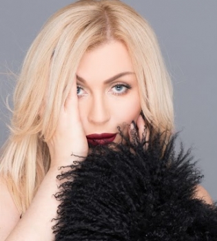 Ирина Билык возит сына в коляске, стоимостью почти 40 тысяч гривен