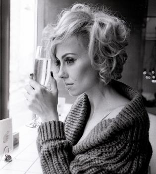 Сексуальная солистка группы &quot;NikitA&quot; стала роковой блондинкой