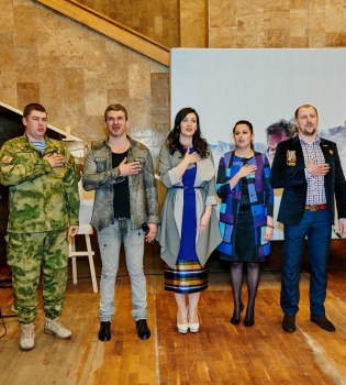 герои АТО  на открытии фотовыставки &quot;Переможці&quot;