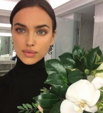 Семейное селфи: Ирина Шейк позирует с мамой